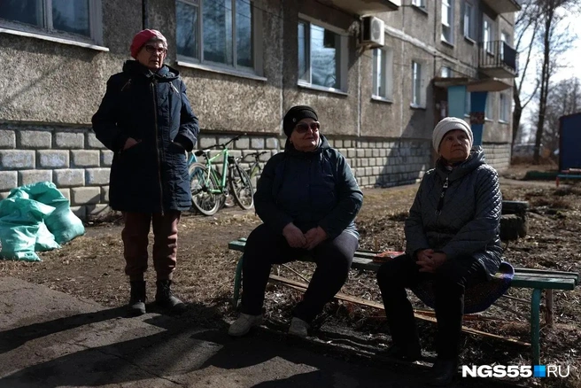 Последние новости обсуждают на лавочках у подъездов  | Источник: Евгений Софийчук / NGS55.RU 