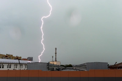 Молния ударила в подстанцию в Ростове, оставив без света