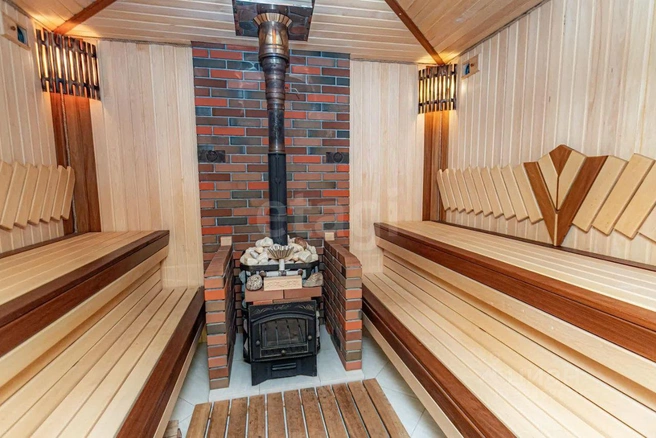 По данным продавца, на территории есть гараж, бассейн, баня, помещение для хаммама и другое | Источник: Агентство недвижимости «Этажи» / N1