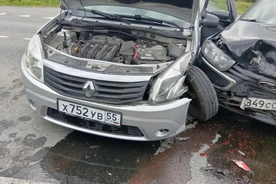 В Омской области столкнулись Renault и Lada: ранены дети