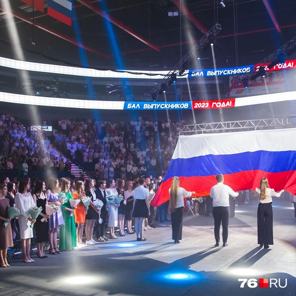 По периметру сцены пронесли флаг России, а после спели гимн | Источник: Кирилл Поверинов / 76.RU