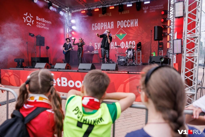 Кавер-группе «Вайб» не сразу удалось начать выступление — техника немного подвела | Источник: Алексей Волхонский / V1.RU