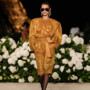 Красиво и тревожно: Супермодель Белла Хадид вернулась на подиум после лечения болезни Лайма