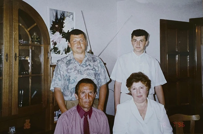 Тамара Баймашева с мужем Закарьей и сыновьями Дмитрием и Евгением | Источник: из личного архива Тамары Баймашевой / иркутскинформ.рф