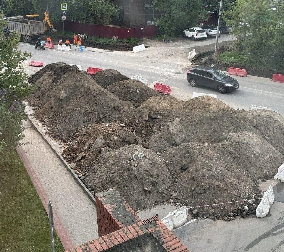 Огромные грязевые кучи появились в ТиНАО на фоне благоустройства дороги | Источник: Ольга, читательница MSK1.RU