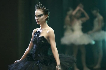 «Раньше нарциссом нужно было родиться, а теперь можно стать»: как перестать зависеть от чужих оценок в эпоху успешного успеха