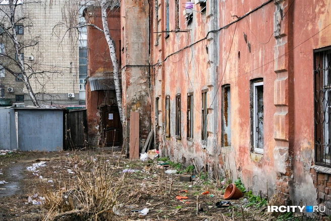 Вот так выглядит двор в правой части  | Источник: Ксения Филимонова / «ИрСити»