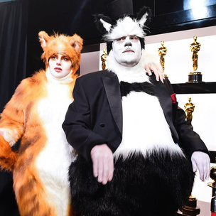 Great joke: Джеймс Корден и Ребел Уилсон вышли на сцену «Оскара» в костюмах кошек
