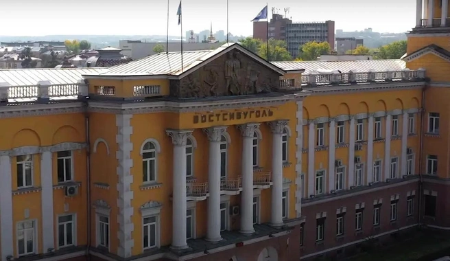Потом стало известно, что со здания уберут горельеф с шахтерами | Источник: видео «Эн+»
