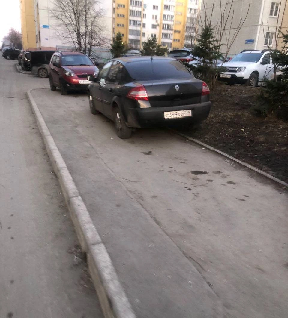 Салавата Юлаева, 22. Парковочное комбо: перегородили тротуар, разворотили газон… Автор снимка пишет, что паркуются так постоянно | Источник: читатель 74.RU