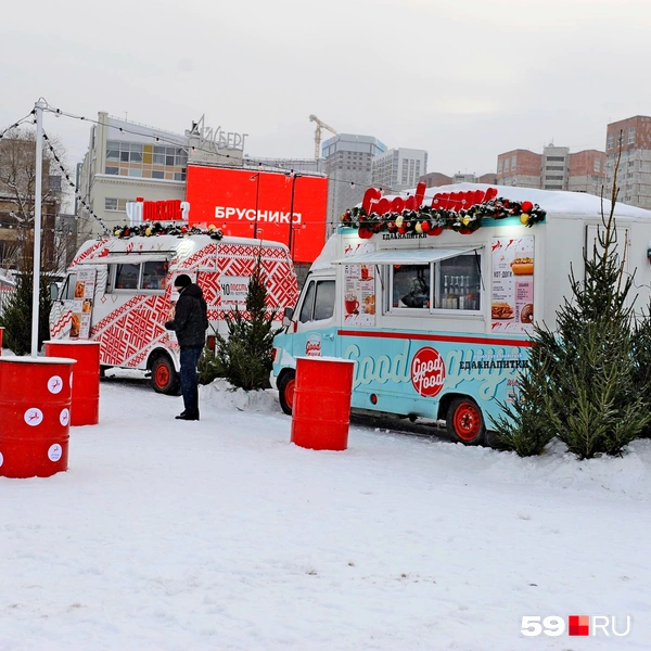 В городке работают фудтраки | Источник: Ирина Тропина / 59.RU 