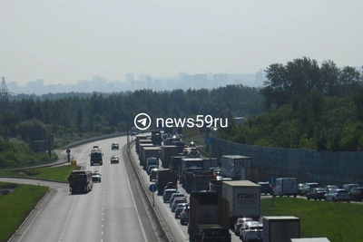 «Уже 40 минут стоим»: пробка на Красавинском мосту