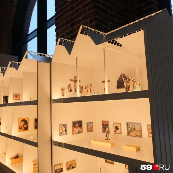 Одна из витрин в виде здания галереи | Источник: Тимофей Калмаков / 59.RU