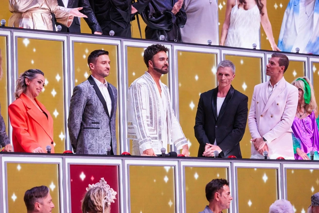 Приглашенный гость Александр Панайотов предпочел наблюдать, но не встревать в спор с разгоряченным Лазаревым | Источник: пресс-служба телеканала «Россия 1»