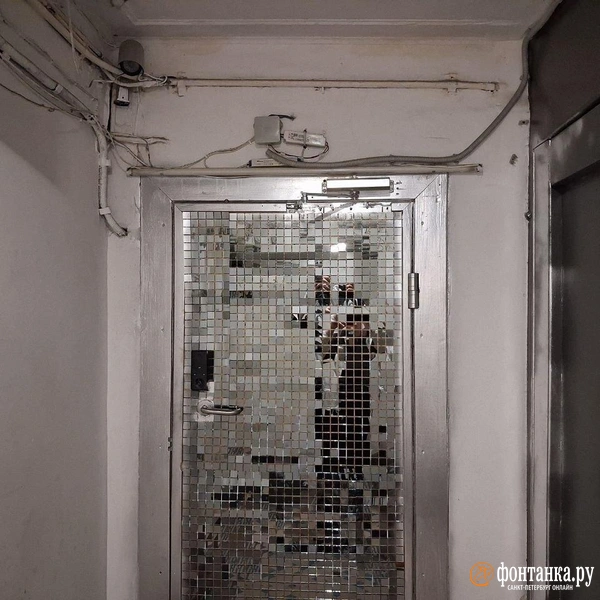 Рядом с закрытой дверью в магазин установлена камера видеонаблюдения | Источник: Анна Мотовилова / «Фонтанка.ру»