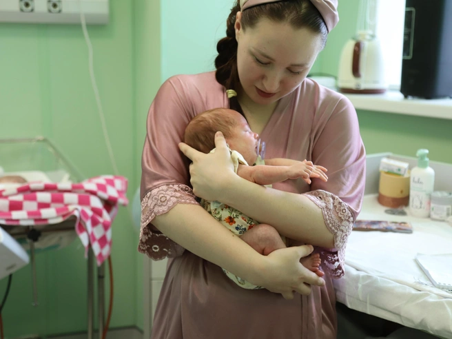 Бабушка помогает 23-летней матери ухаживать за новорожденными | Источник: Минздрав Новосибирской области