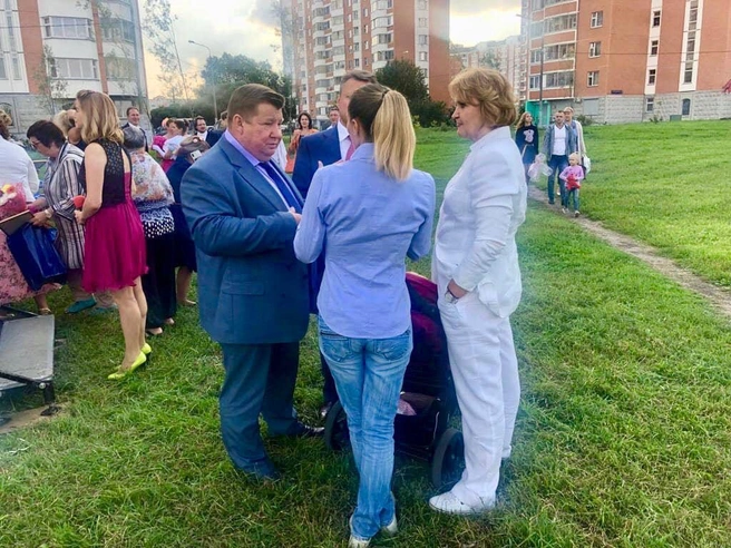 Наше Бутово / T.me | Источник: Владимир Фалеев (слева) на встрече с жителями Южного Бутово