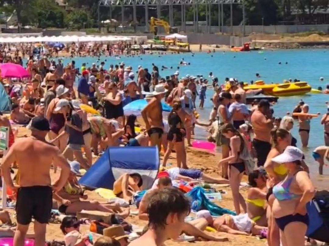 Вода — до +24 °C. Центральный пляж Геленджика заполнили туристы