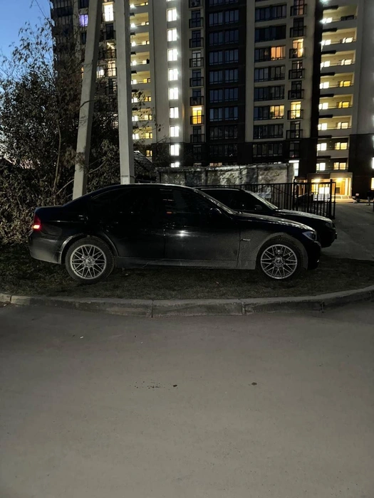 На этом месте у дома на Рябиновой автохамы часто меняют друг друга, отмечают жители | Источник: читатель Евгений