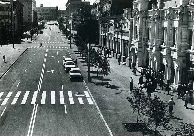 Пешеходов в 1960–80-е годы было больше, чем автолюбителей. И «зебру» видно издалека | Источник: Александр Золотов / Сhelchel.ru.livejournal.com