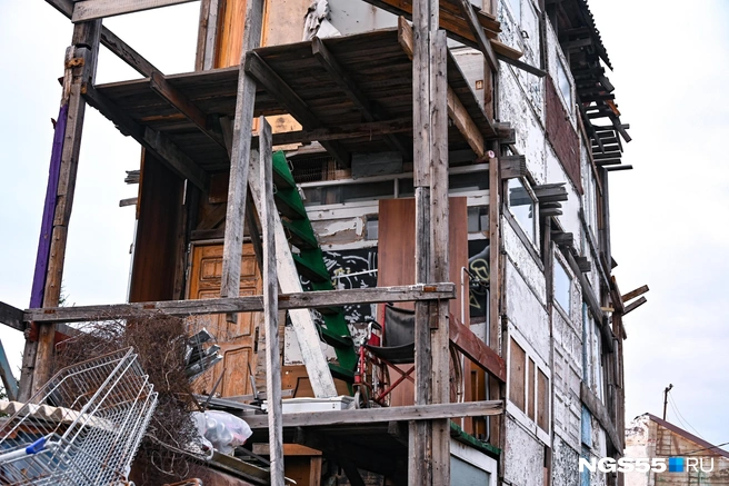 Дом полностью сделан из дерева | Источник: Артемий Скиба / NGS55.RU