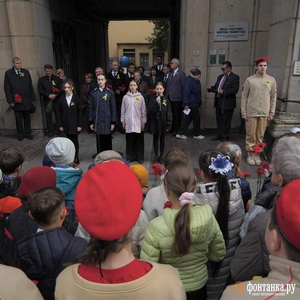В центре Петербурга прозвучали имена жертв блокады Ленинграда. 85 лет назад замкнулось блокадное кольцо  | Источник: Павел Даиси / FONTANKA.RU