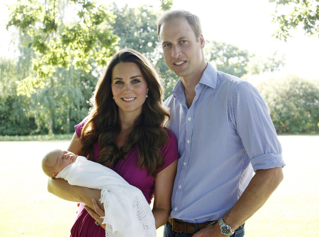 Дружная семья: первые фото сына Кейт Миддлтон и принца Уильяма