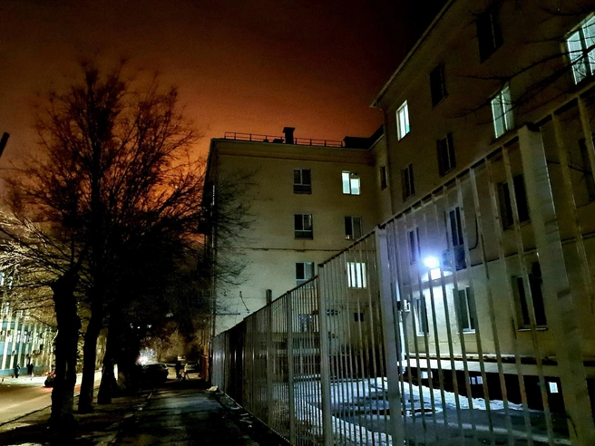 С этого ракурса явление напоминает отблески масштабного пожара | Источник: Константин Завриков / V1.RU