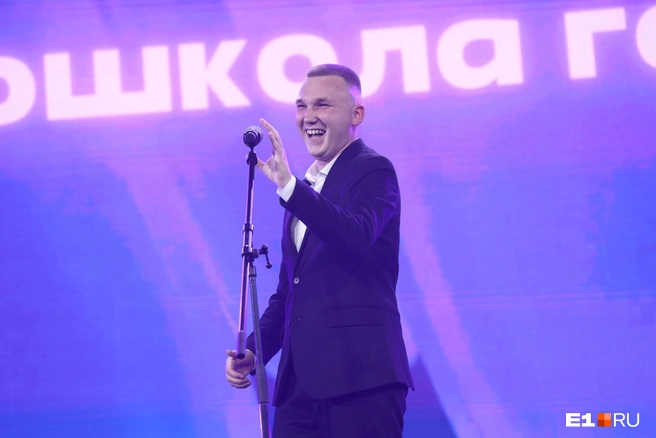 Тимофей Редьков награждал автошколу года по версии наших читателей | Источник: Владислав Лоншаков / E1.RU