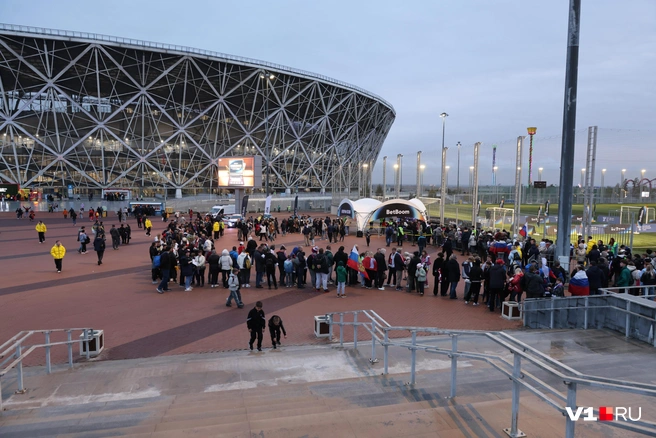 Столько людей за три часа до матча | Источник: Алексей Волхонский / V1.RU