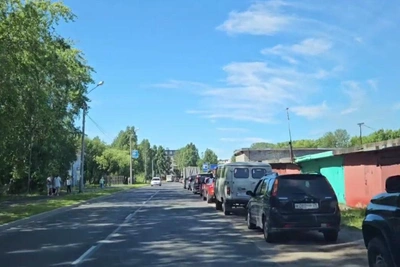 В Новодвинске выстроилась длинная очередь на заправку (видео)