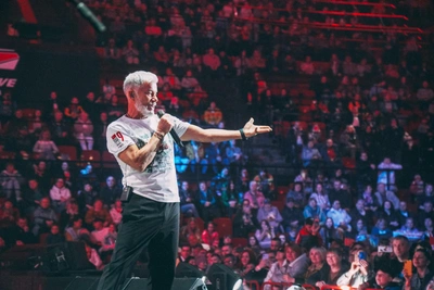 Зал пел «Офицеры» на концерте Олега Газманова в Иркутске