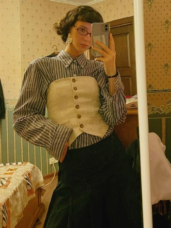 Можно надеть винтажный корсет поверх рубашки&nbsp;— получается акцентный и привлекающий внимание образ, хотя для Кати Пушкаревой уже, пожалуй, смелый | Источник: ru.pinterest.com