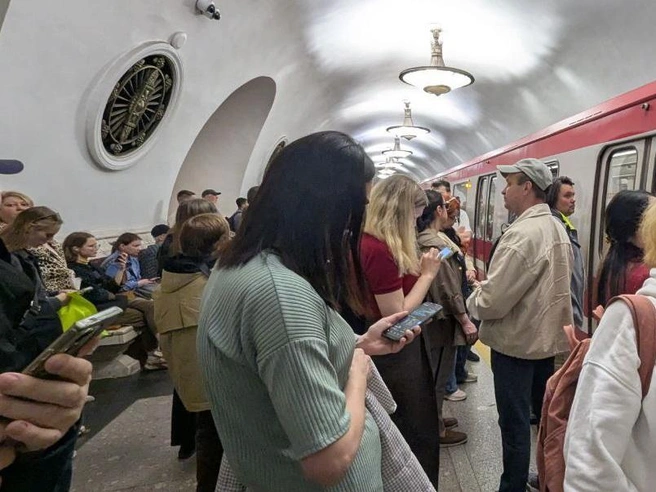 На красной ветке метро Петербурга останавливали поезда из-за падения человека на пути | Источник: Мегаполис | ДТП и ЧП | Санкт-Петербург | Питер