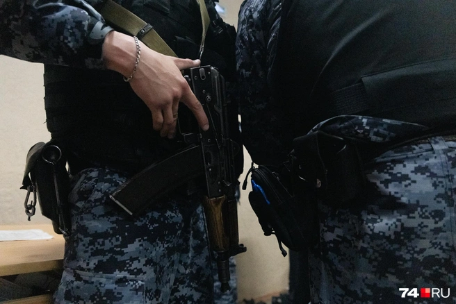 Сотрудники приехали на драку нескольких женщин, а в итоге одного из них укусили | Источник: Наталья Лапцевич / 74.RU