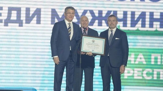 В 2020 году Радий Хабиров вручил Алексею Борману почетную грамоту за вклад в развитие республики | Источник: Федерация спортивной борьбы РБ / Vk.com