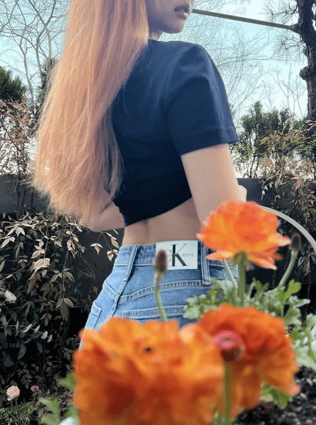 Идеальные джинсы и базовая футболка на лето: выбор Дженни из BLACKPINK