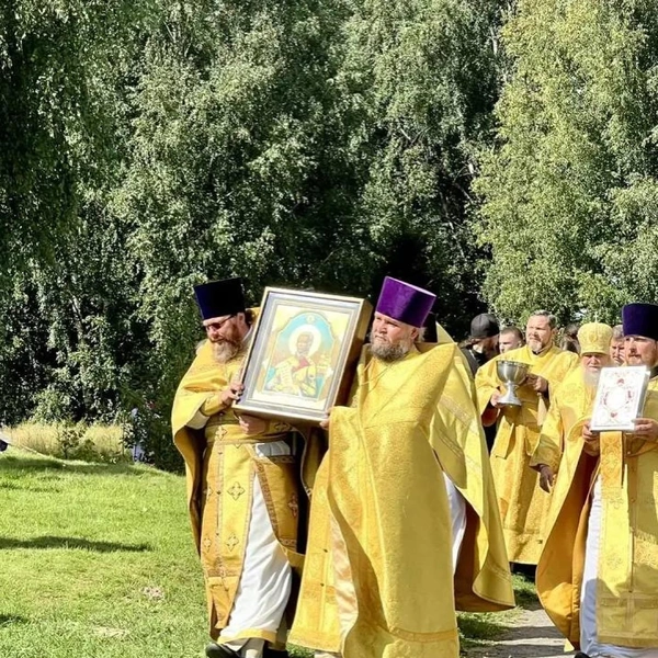 Именитые семьи посетили крестный ход в день памяти святого Феодора Ушакова | Источник: tatyanamixalkova / Instagram (экстремистская организация, деятельность запрещена на территории РФ)