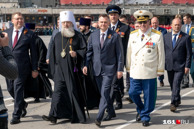Со смотровой площадки театра Горького за парадом наблюдали новые руководители региона и города — губернатор Юрий Слюсарь и глава Ростова Александр Скрябин | Источник: Евгений Вдовин / 161.RU
