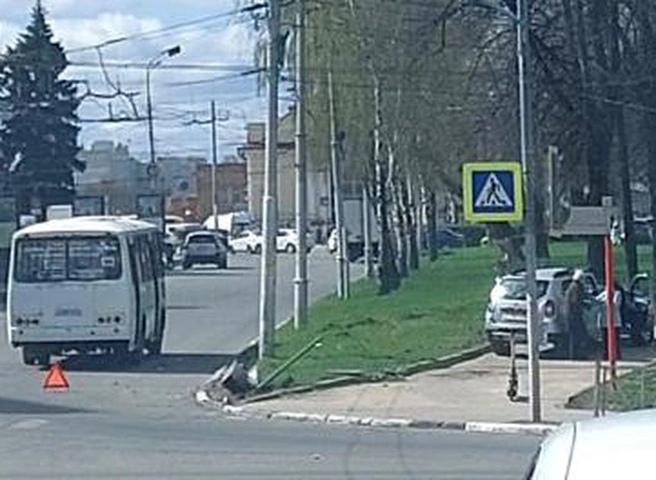 Возле Рязани-2 легковушка столкнулась с автобусом и вылетела на тротуар | 62.ru