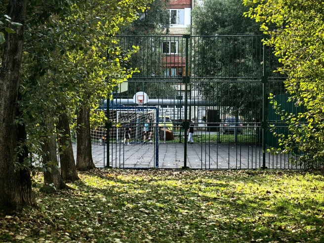 Зато здесь есть полноценная детская площадка  | Источник: Павел Красоткин / 72.RU 