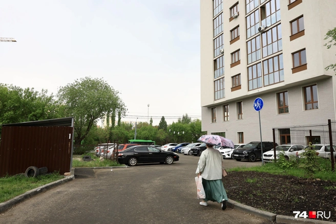 Около дома небольшая парковка, но проезда по периметру здания нет | Источник: Михаил Шилкин