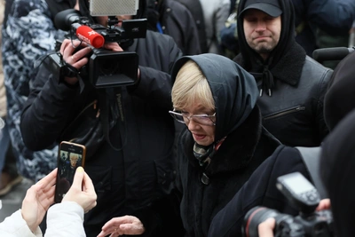 Веру Алентову вынесли на носилках с прощания с Лобоцким