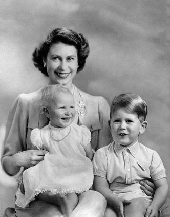 Старший брат: самые трогательные фото принца Чарльза с принцессой Анной