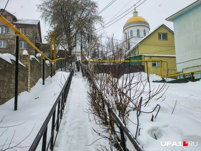 Подъем выглядит не очень безопасно | Источник: Булат Салихов / UFA1.RU