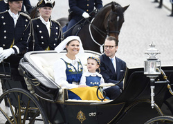 Шведская королевская семья на праздновании Дня флага