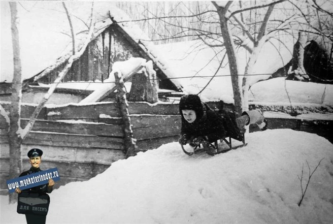 Январь1965 года. Взрослые для детей во дворе насыпали снежную горку. Какая красота! (Гудима, 68. Она же&nbsp;— Насыпная, 46) | Источник: myekaterinodar.ru