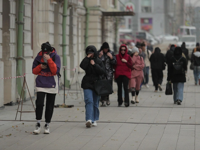 Жители прикрывают лица от поднявшейся пыли | Источник: Андрей Бортко / NGS.RU