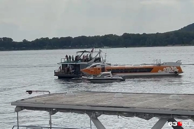 Суда столкнулись около турбазы «Чайка» | Источник: читатель 63.RU