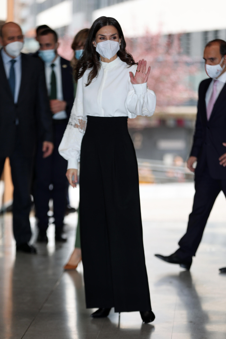Блуза с объемными рукавами и свободные брюки, имитирующие юбку: новый выход королевы Летиции